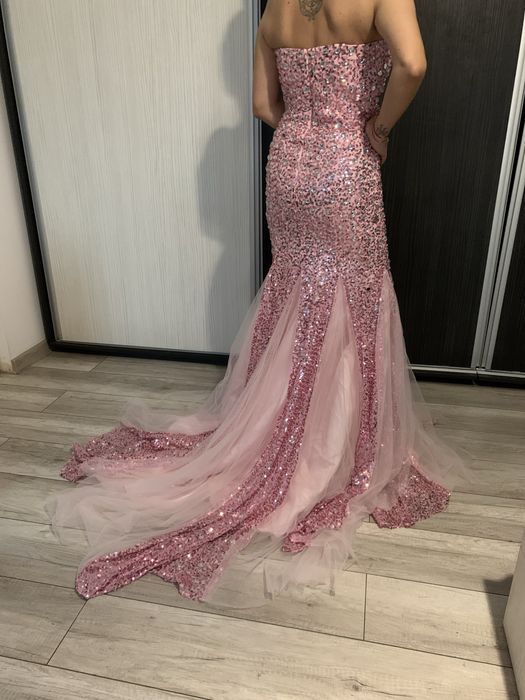 Rochie elegantă cu paiete și pietre