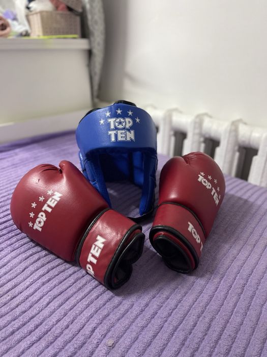 новые боксерские перчатки и шлем.TOP TEN