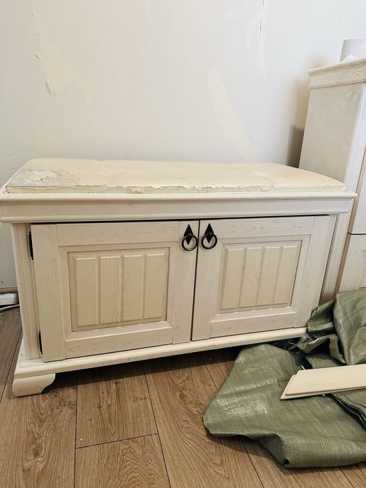 Прихожая состоящая из напольных шкафов, зеркала и вешалки