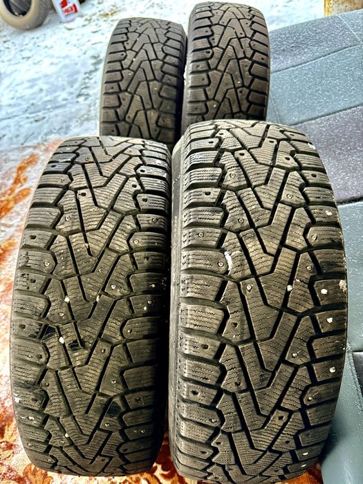 Продам Комплект Зимних шин R-16 215/60 Pirelli