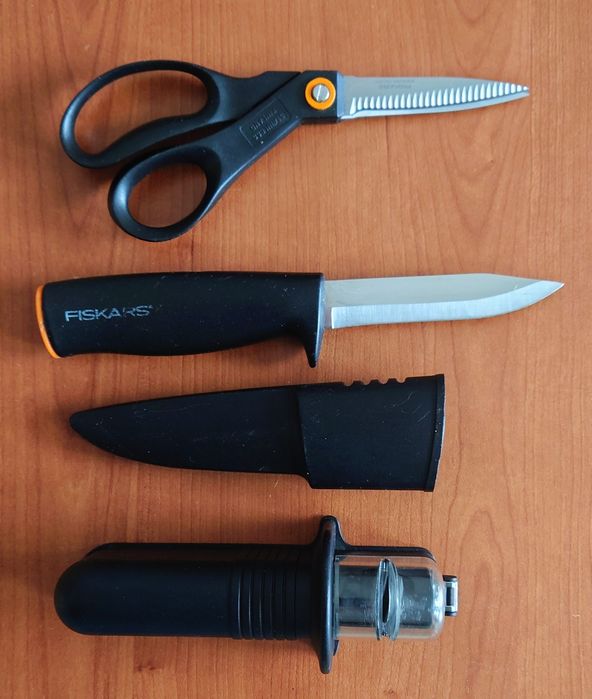 Fiskars : практически Нова ножица 21см, Точило и Нож 22см, ползвани
