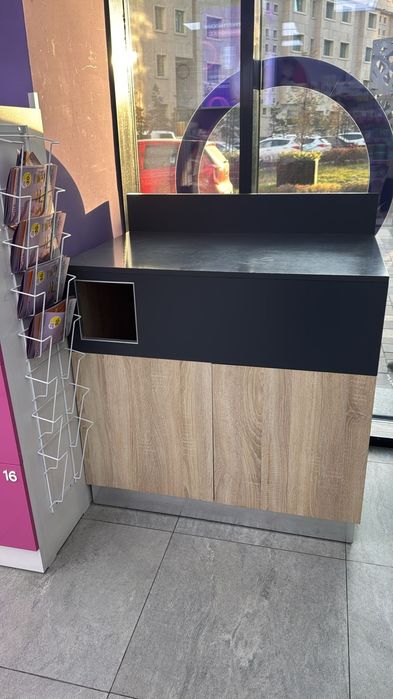 Стол для кофе аппарата.