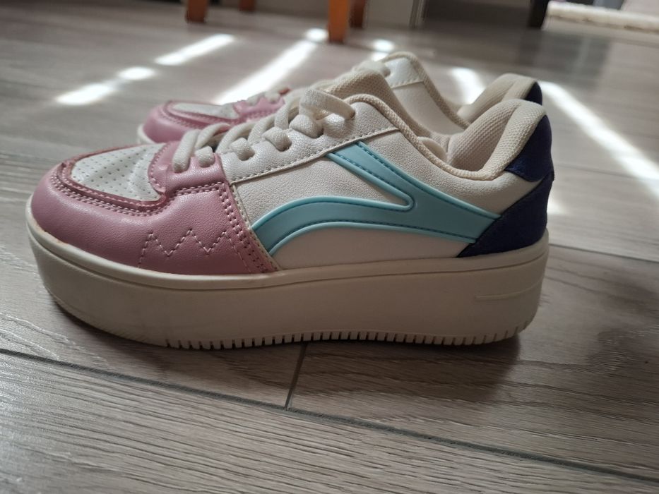 Adidași Reserved 32