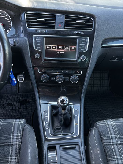 Volkswagen Golf 7 GTD 2.0 TDI 184cp Sport&Sound alb perlat Led Navi