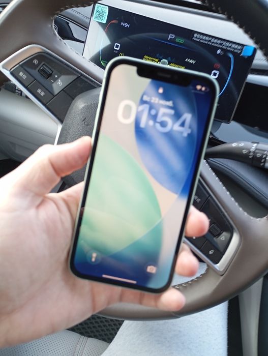 Айфон 12 в отличном состоянии