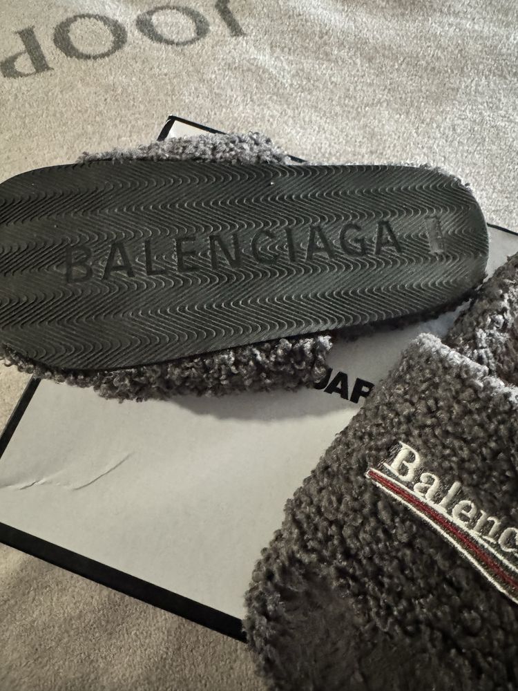Balenciaga пухени чехли