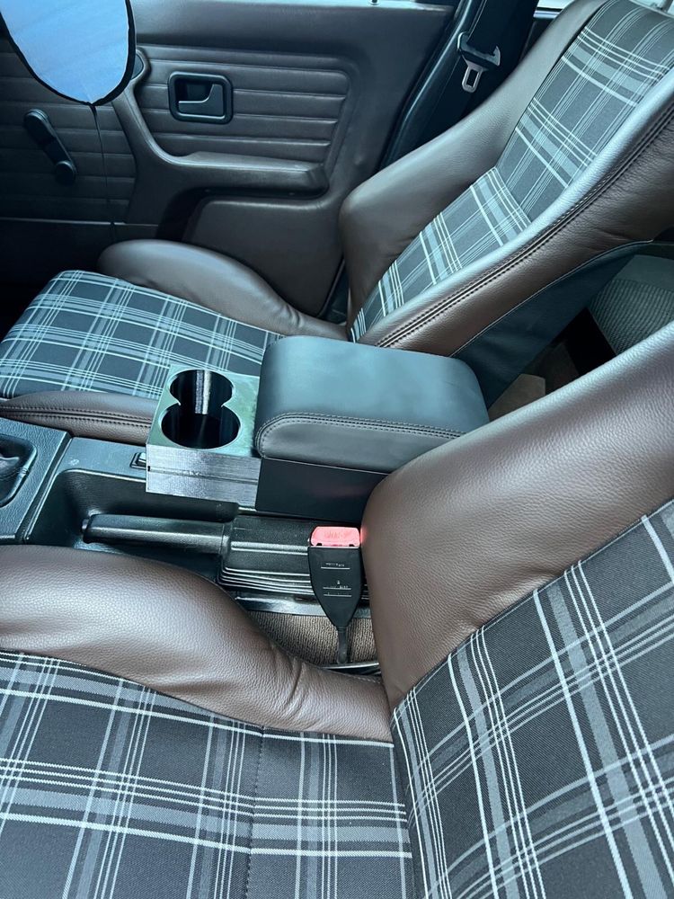 Cotiera BMW E30 cu suport de pahare