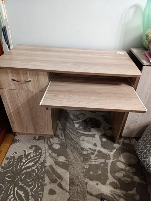Продам стол компьютерный