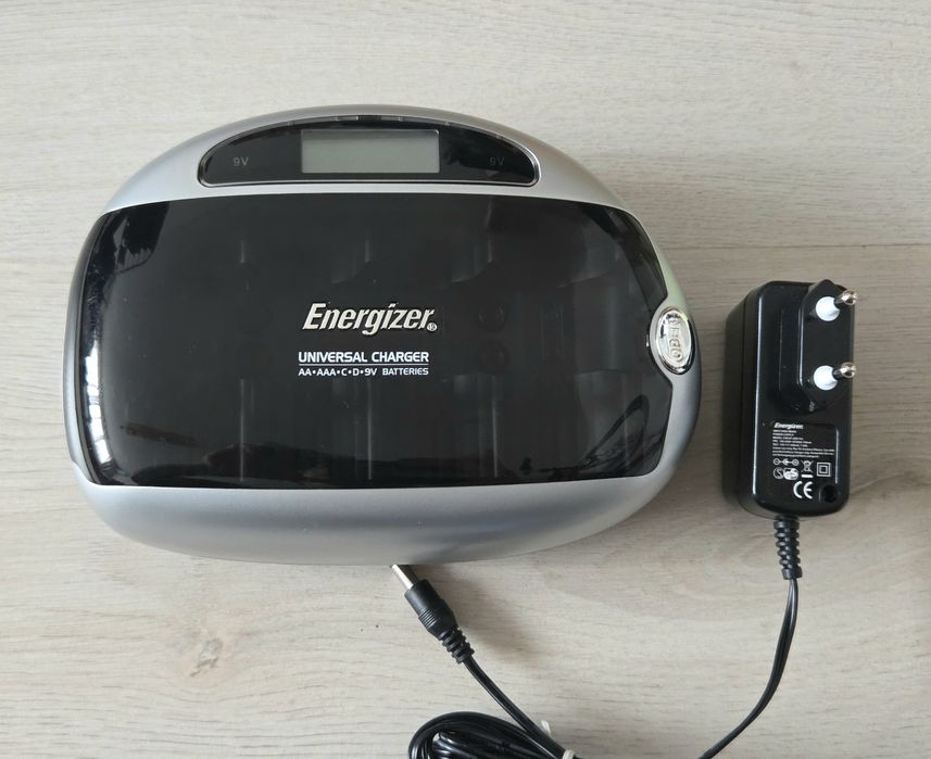 Incarcator acumulatori Energizer (AA, AAA, baterii tip C, D si 9V)