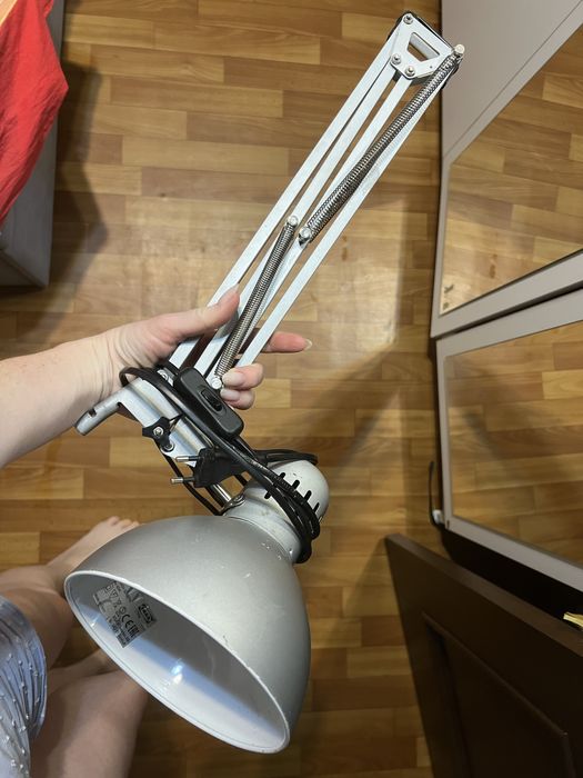 Продам настольную лампу