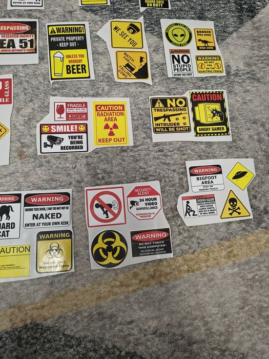 Vând 51 de stickere pt pereți, uși, etc. amuzante
