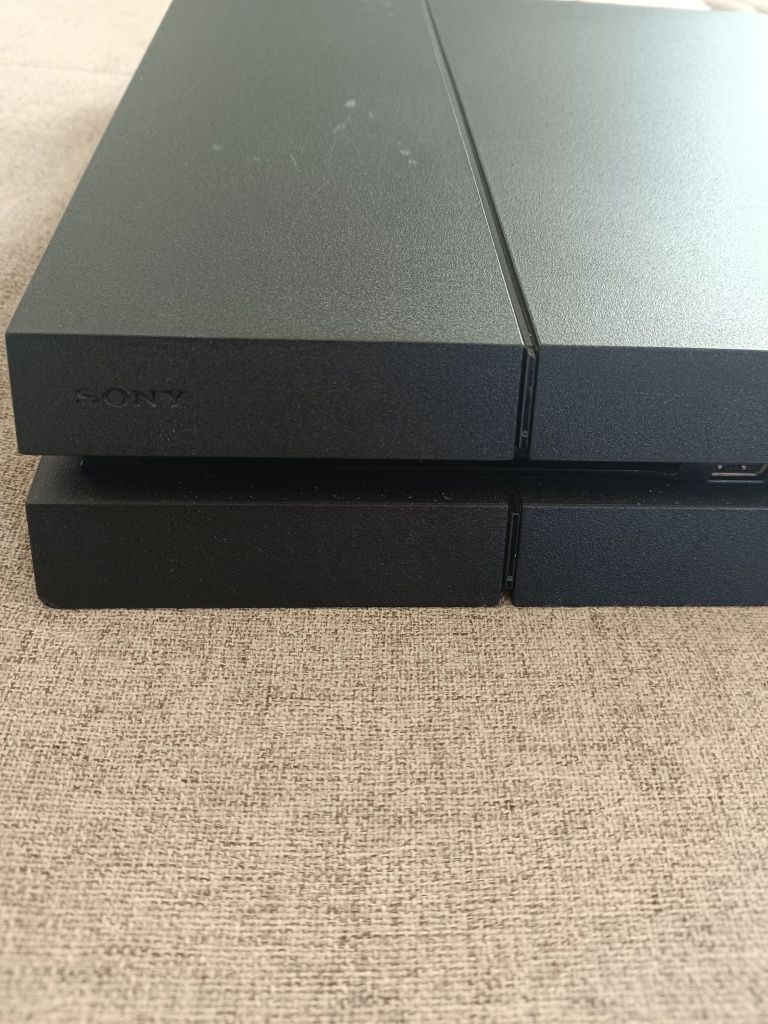 Продавам PS4 SONY