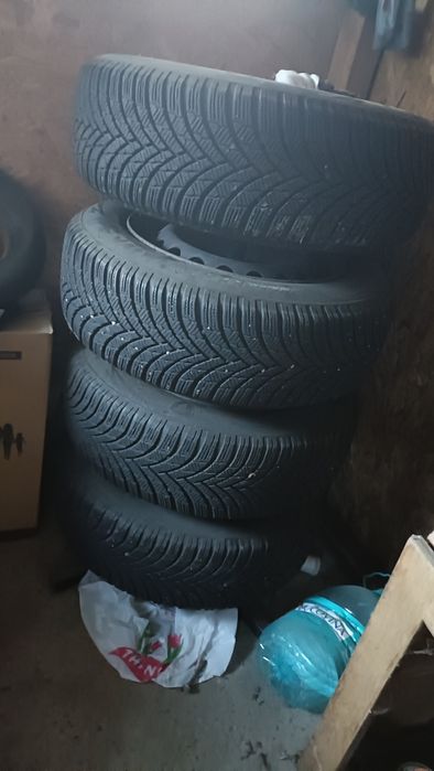 Vând 4 roți de iarnă 195/65/R15 cu capace originale Renault