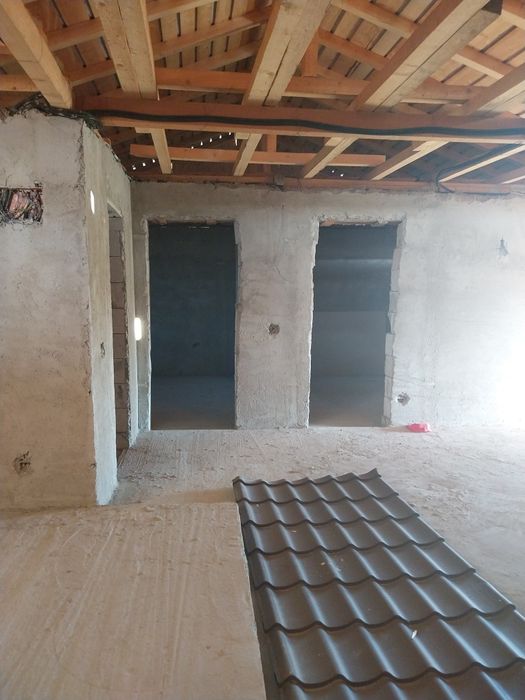 Vand teren 2000mp cu casa la gri