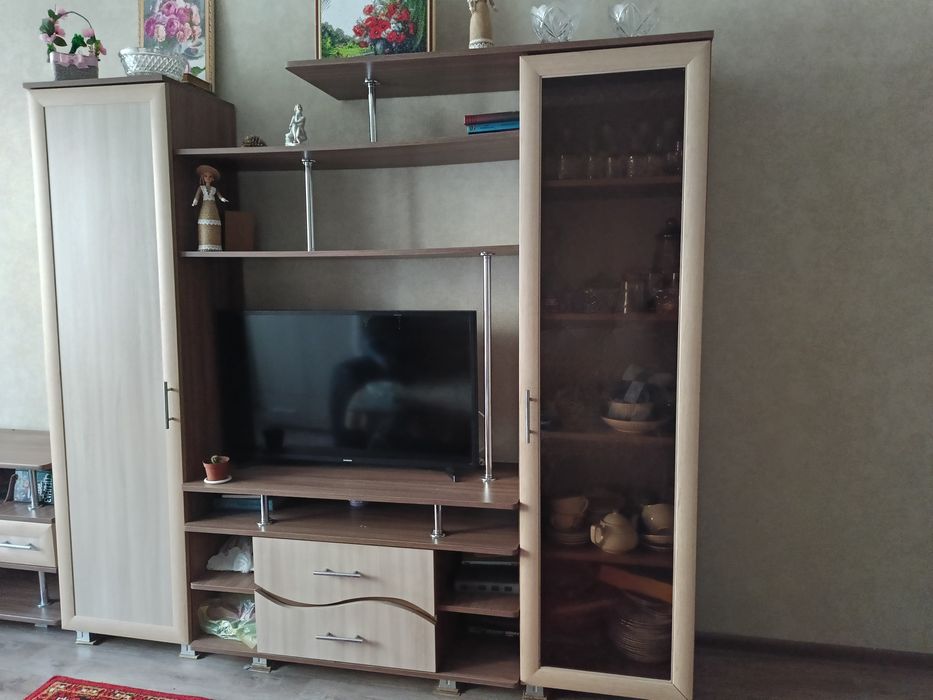 Продам набор мебели шкаф, тумбачка, стенка