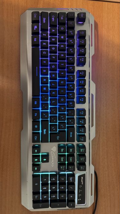 Продавам геймърска клавиатура Genesis RHOD 420 RGB NKG-1234