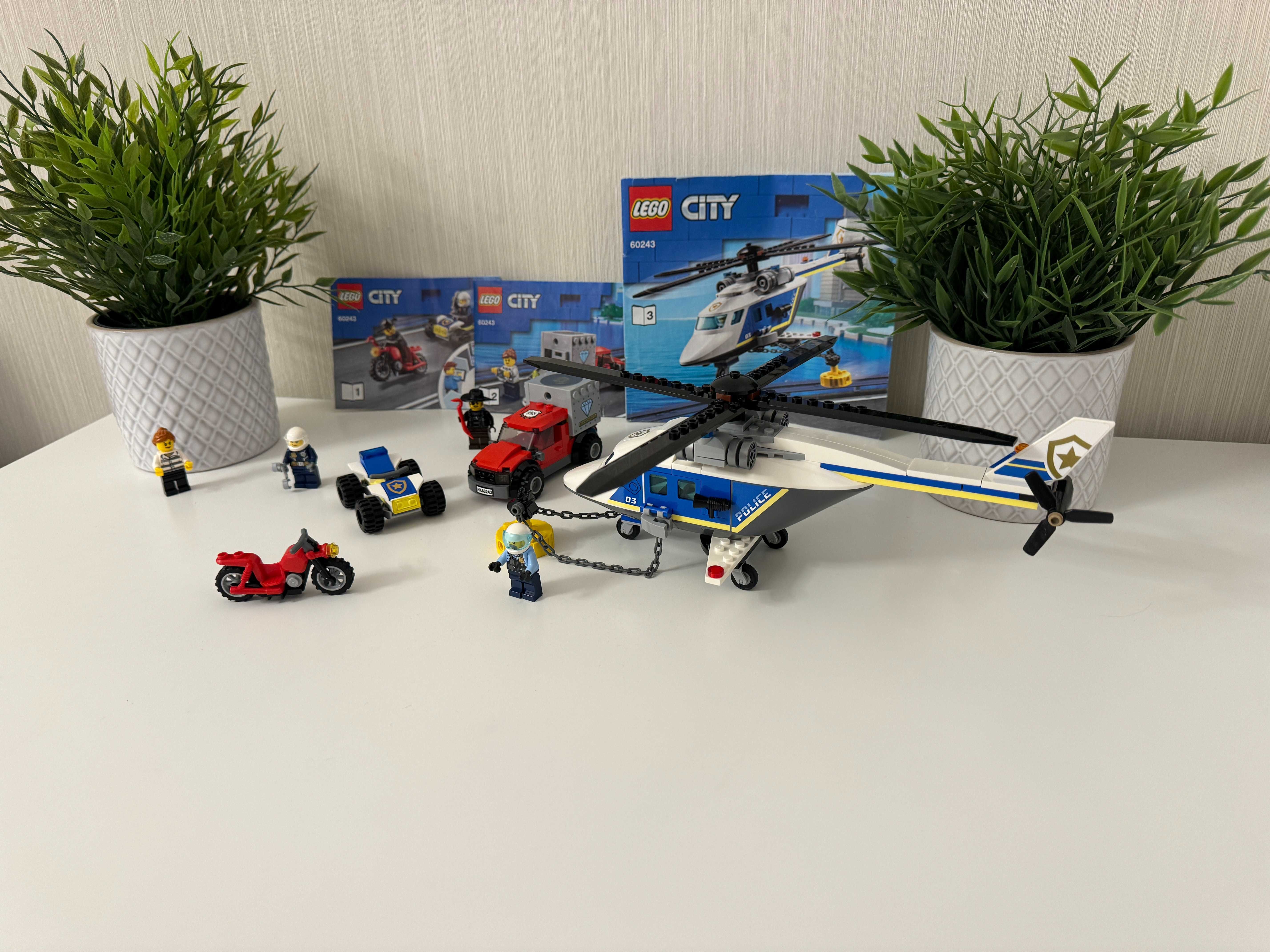 LEGO City Police - Urmarire cu elicopterul politiei 60243, 212 piese