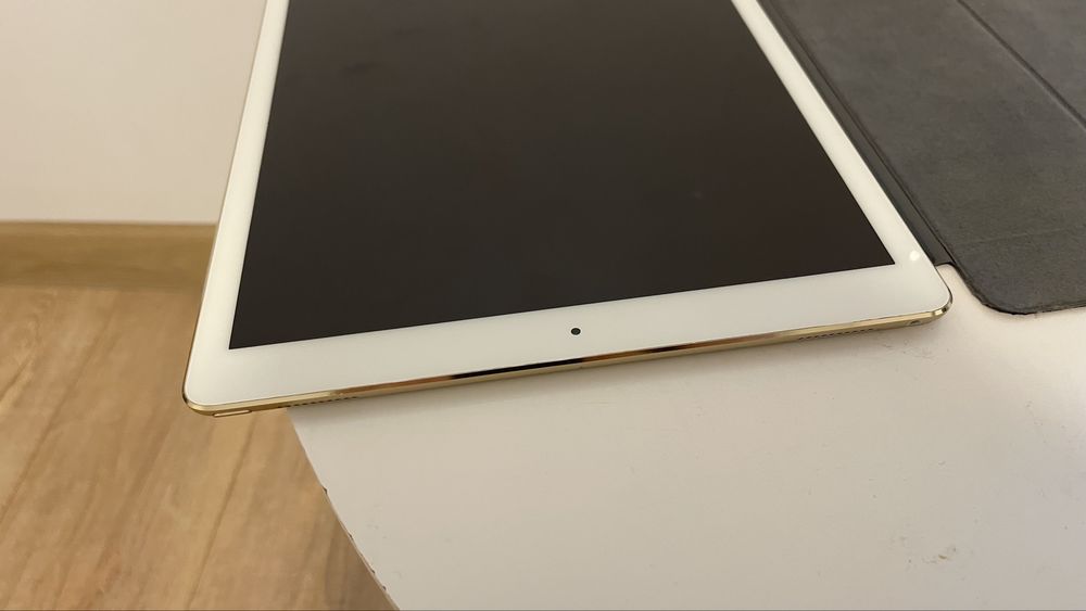 iPad Pro (12.9-inch) (2nd generation) A1670
