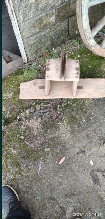 Дървено рало, дървено корито, връшник с ръжен,огрибки и д-р.