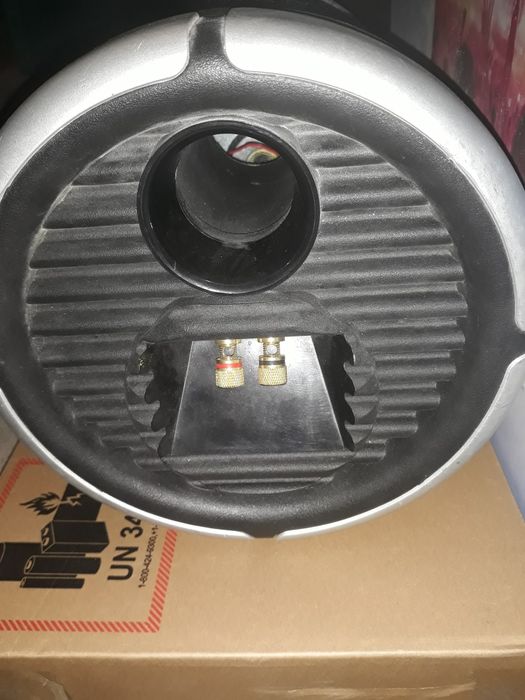 Subufer și statie auto