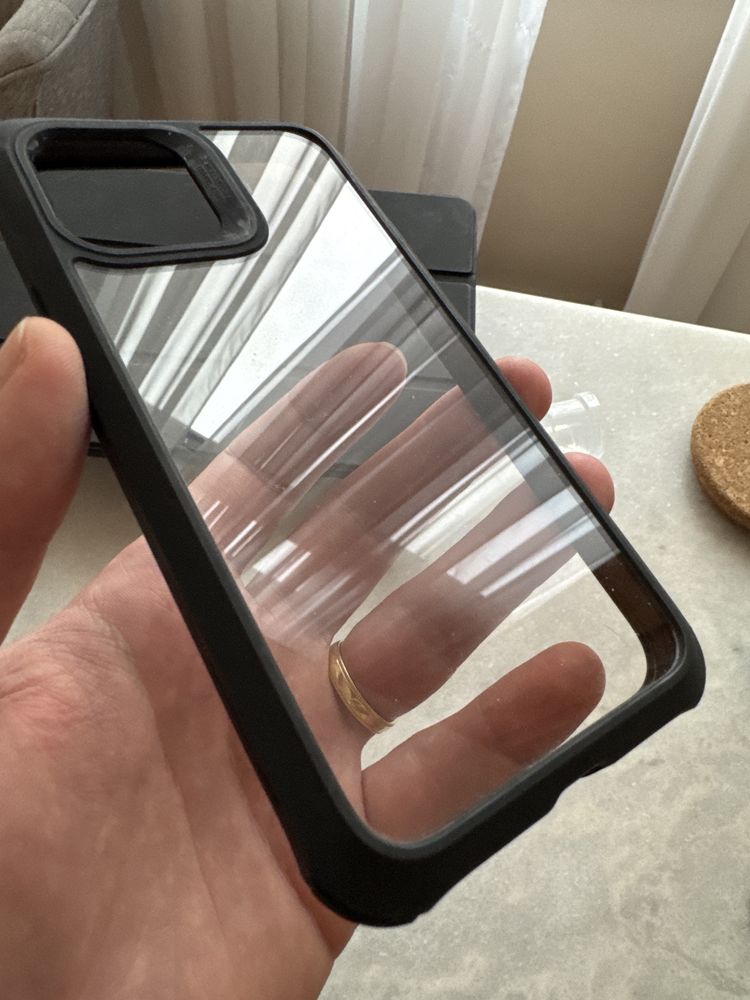 Okazie! 2 Huse la pret de 1 - iPhone 12 Spigen & ESR