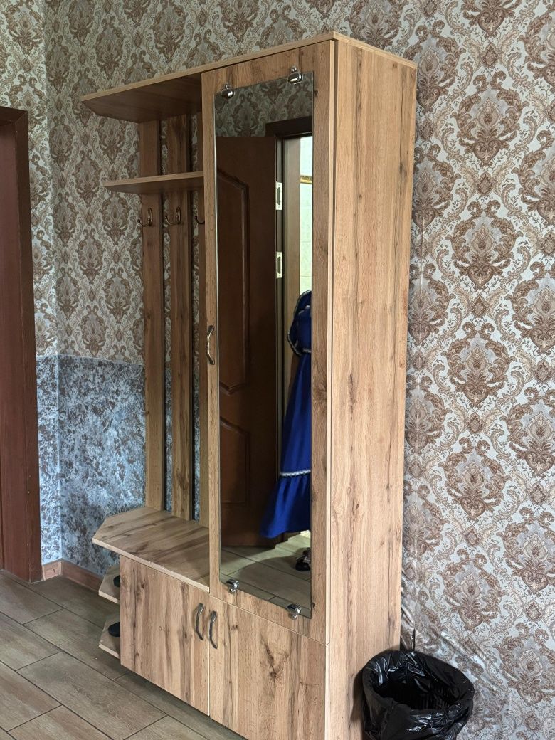 Продам шкаф в прихожую в хорошем состоянии не дорого!