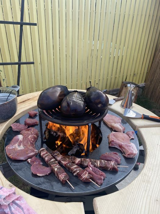 Grătar tip plită lucrat manual, ideal pentru gătit în aer liber