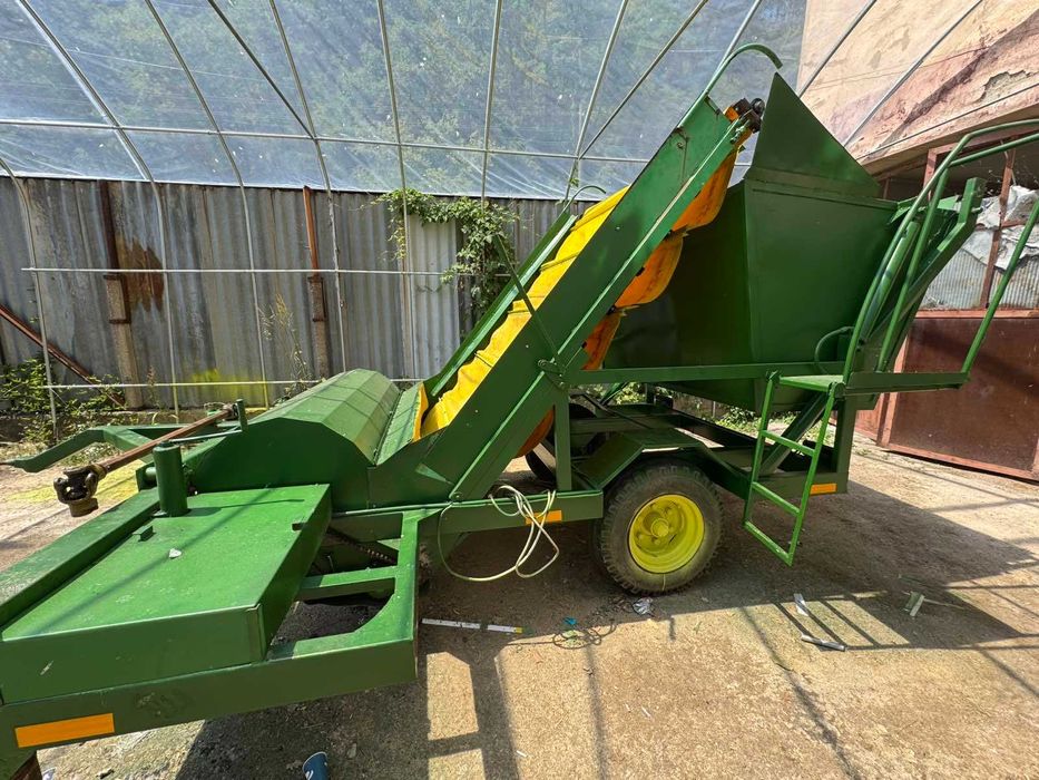 Комбайн за етерично-маслени култури.