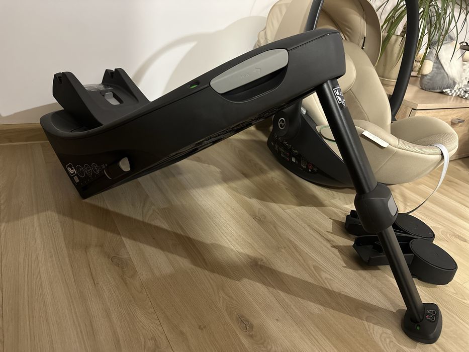 Cybex Gold Cloud G- база + адаптери + стол за кола за новородено