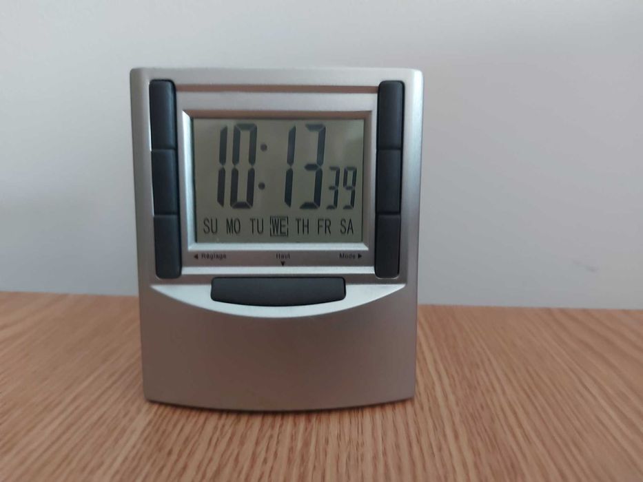 Ceas cu afisaj LCD pe sticla transparenta