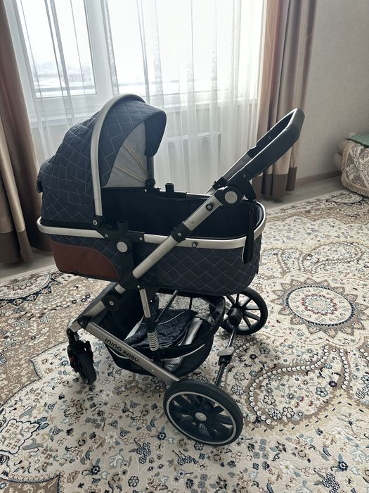 В хорошем состоянии детская коляска.