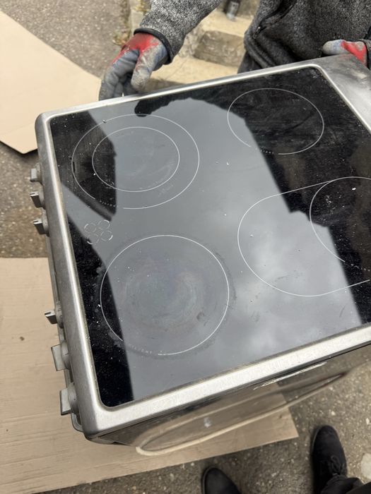 Aragaz Hansa cu plită vitroceramică și cuptor electric