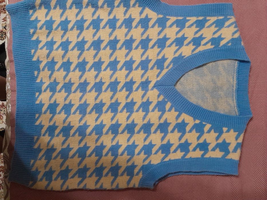 Продам жилетку  в отличном состоянии азмер 44-46