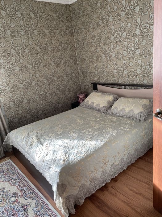 Продам двух спальную кровать  + 2 тумбы прикроватные