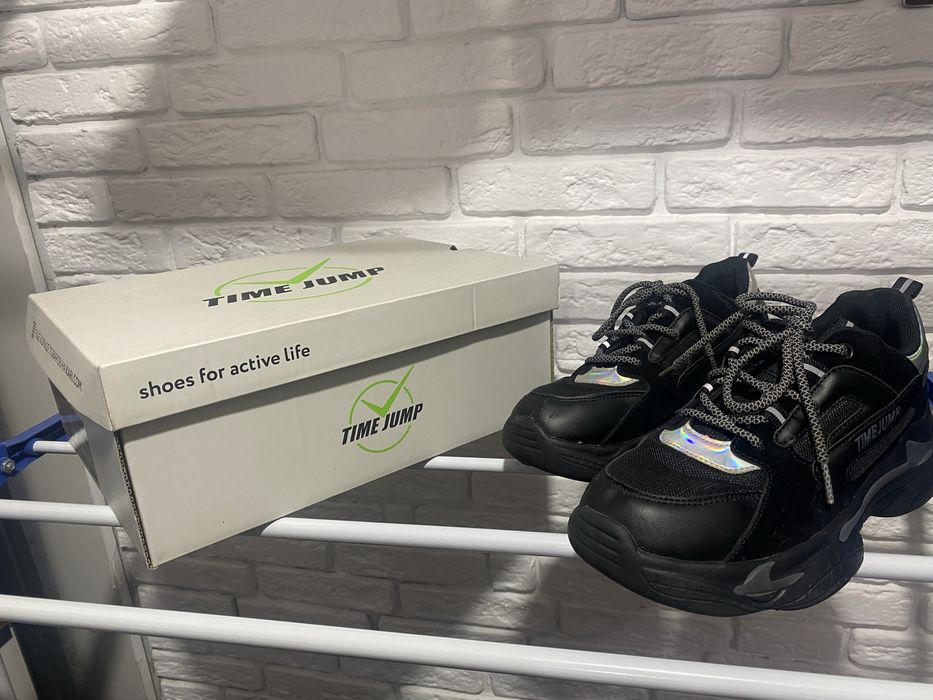 Продам кроссовки 36 размер