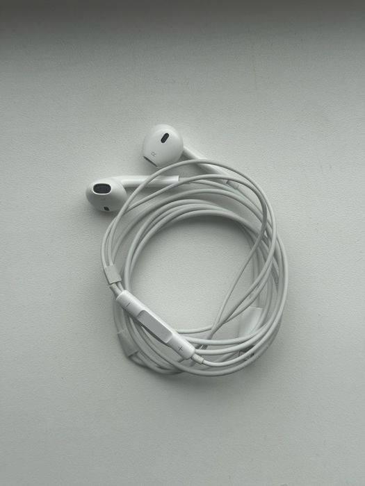 Проводные наушники Apple с выходом lightning