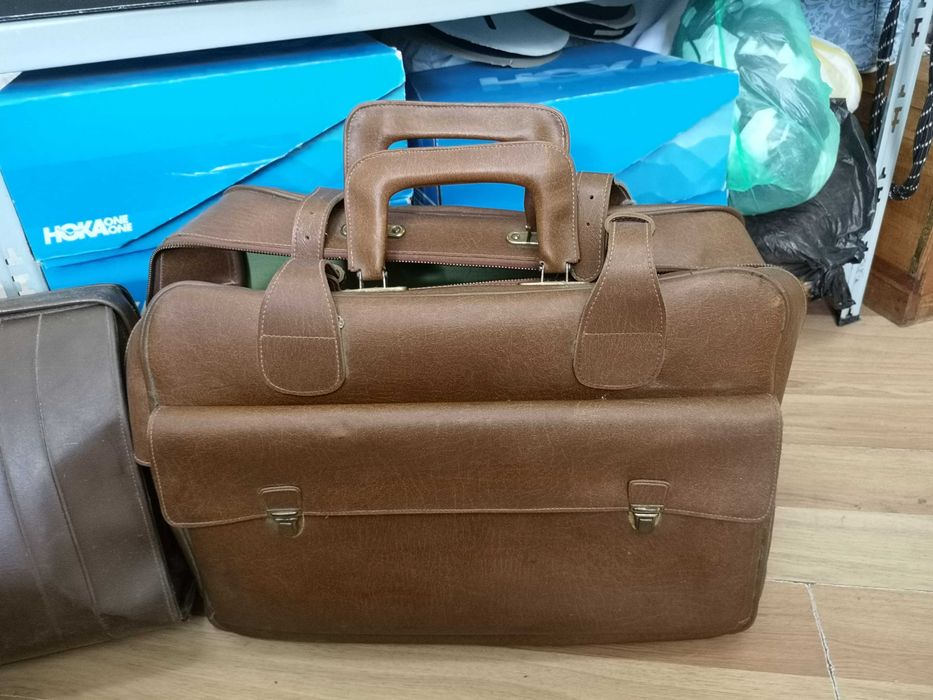 Продавам стари дипломатически чанти