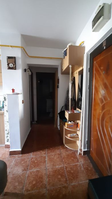 Închiriez apartament cu 2 camere