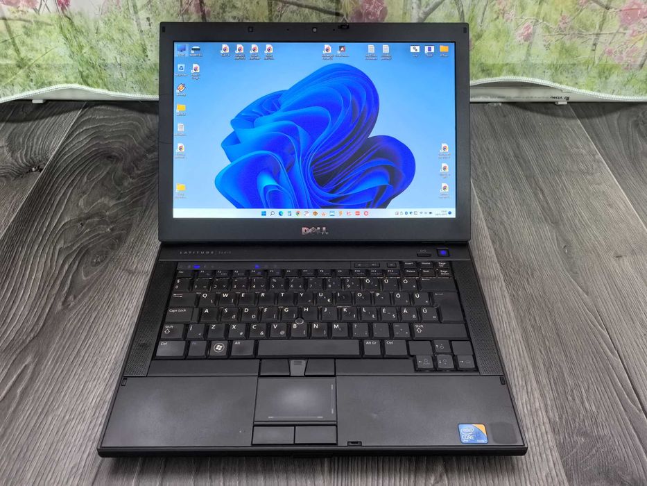 Laptop Dell,procesor i5,hard SSD,cu tastatura iluminata,DDR3