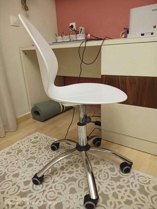 Продавам офис стол