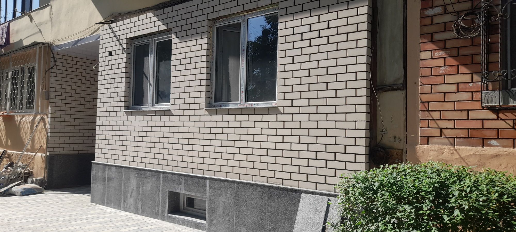 Кладка кирпича и ремонт балконов установка новые решотки козерки