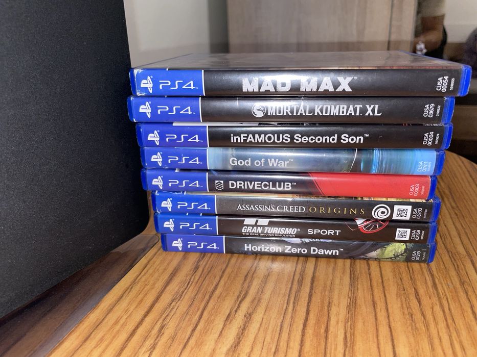 Ps4 slim cu stand si 2 joistick-uri