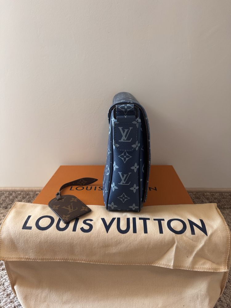 Louis Vuitton District PM