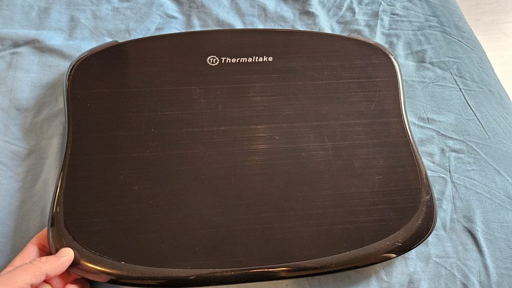 Stand laptop pentru pat thermaltake / placa aluminiu si perna picioare