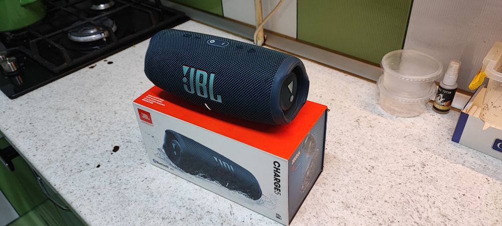 Vând boxa JBL charge 5