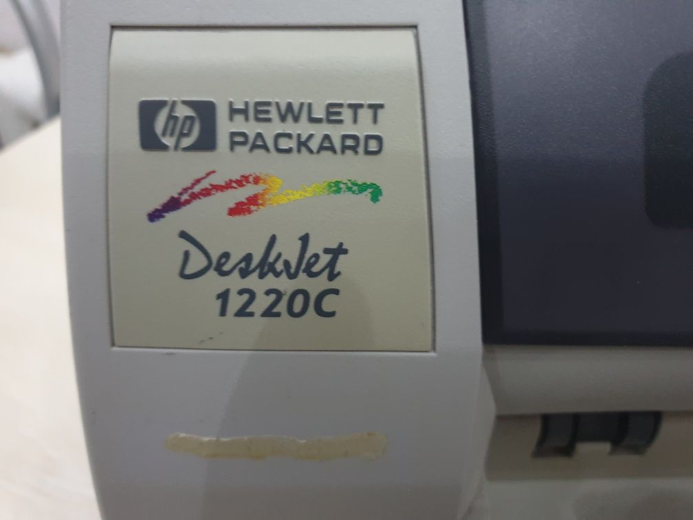 Продам принтер HP DeskJeret 1220c Professional series.