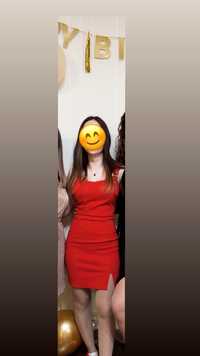 Червена рокля, С размер