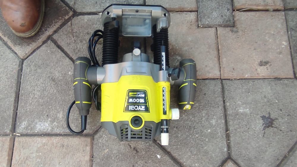 Freza de lemn RYOBI  de 1600 W ca noua