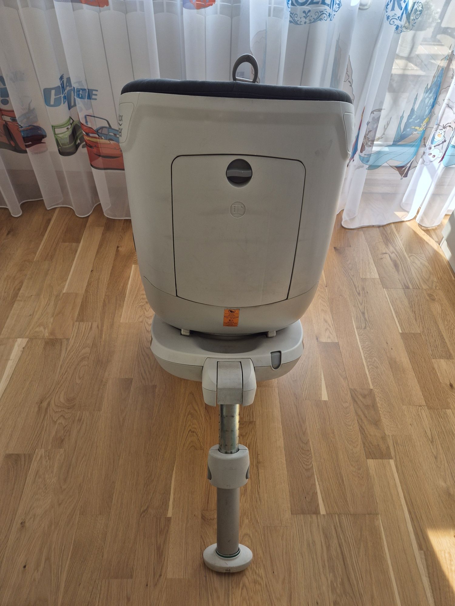 Продавам детско столче за кола Britax Romer 0-18 kg. Isofix