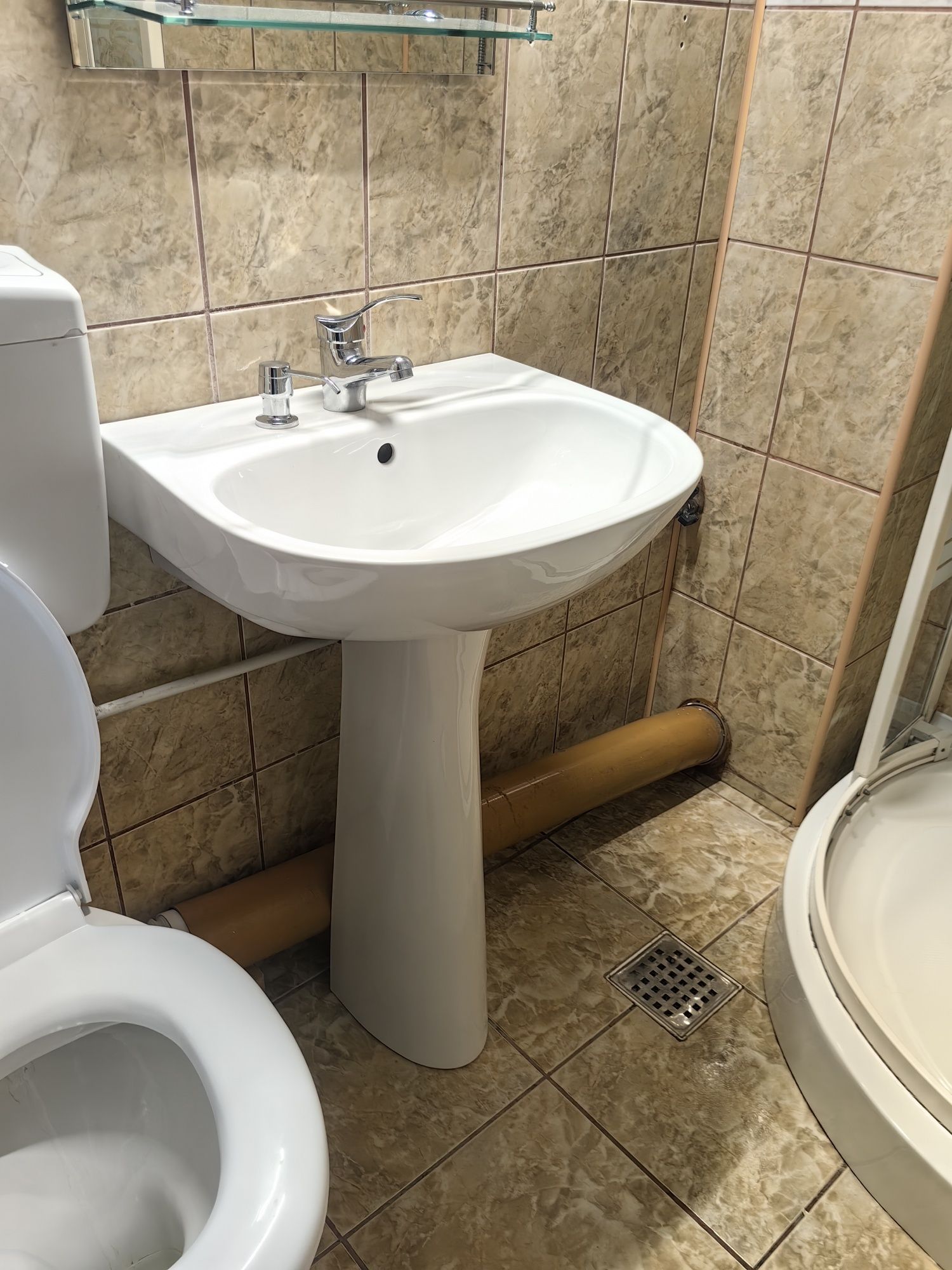 Set de baie compus din wc, lavoar și cabina